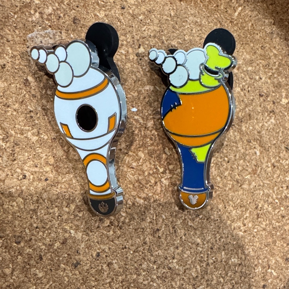 2 hidden Mickey bubble wands wave b pins
BB-8 and goofy pins